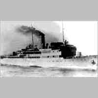 900-0058  Das letzte Schiff, das am spaeten Abend des 8. Mai 1945 Hela verlaesst, ist der Ex-Baederdampfer Rugard.jpg